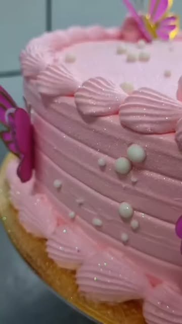 Bolo de celebração com decoração rosa da 3EL