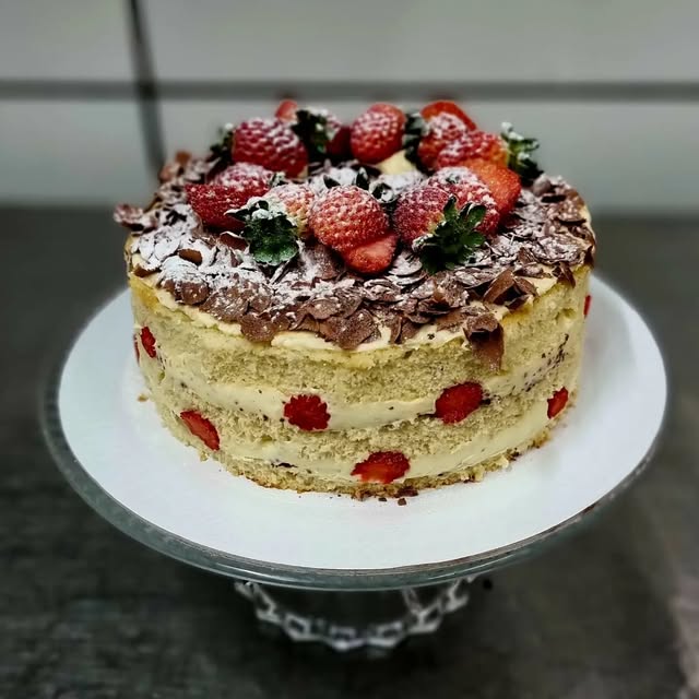 Torta com morangos, creme e chocolate da 3EL